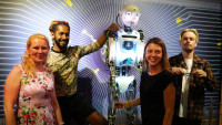 Ambasadoři Sivie Pálková, Yemi A.D., Markéta Pechová, Paulie Garand a robotický tiskový mluvčí kampaně Thespian.